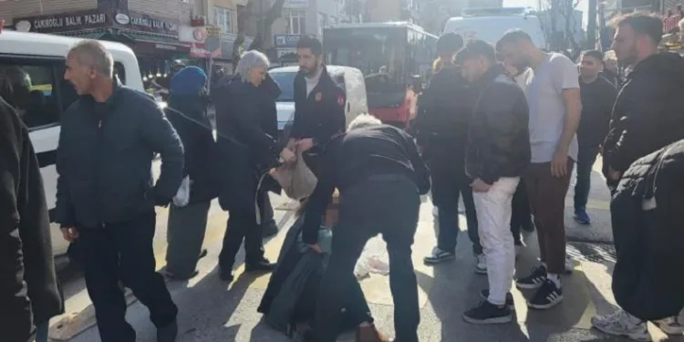 Motosikletle yaya geçidindeki yayalara çarptı