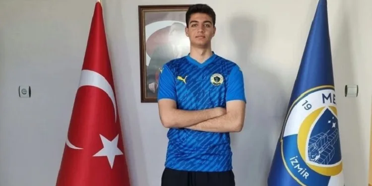 Menemen FK, genç kalecisini profesyonel yaptı