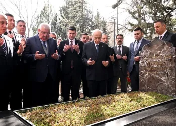 MHP lideri Bahçeli, Alparslan Türkeş’in kabrini ziyaret etti