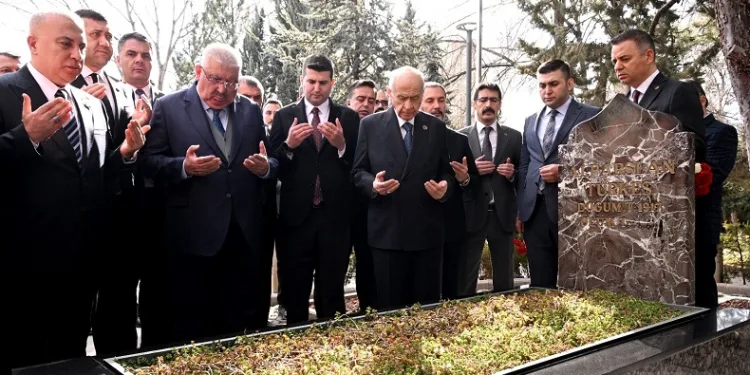 MHP lideri Bahçeli, Alparslan Türkeş’in kabrini ziyaret etti
