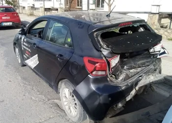 Bursa’da ehliyet sınavı aracına kamyonet çarptı