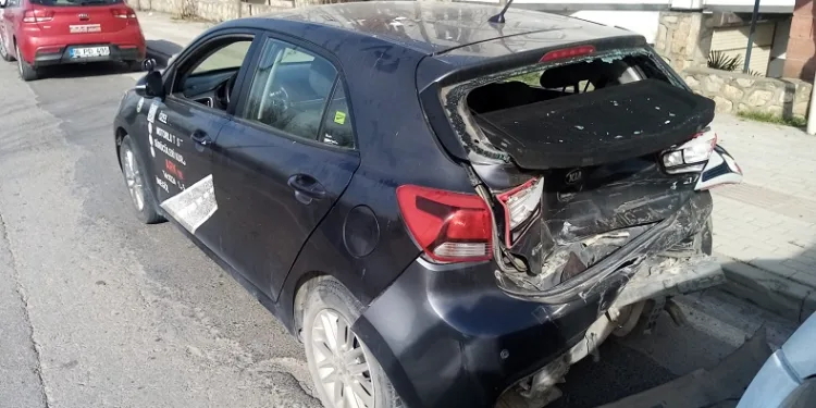 Bursa’da ehliyet sınavı aracına kamyonet çarptı