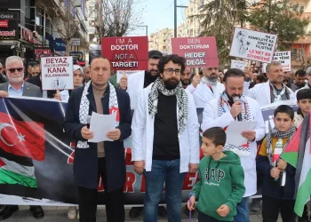 Sağlık çalışanları Gazze için yürüyüş düzenledi