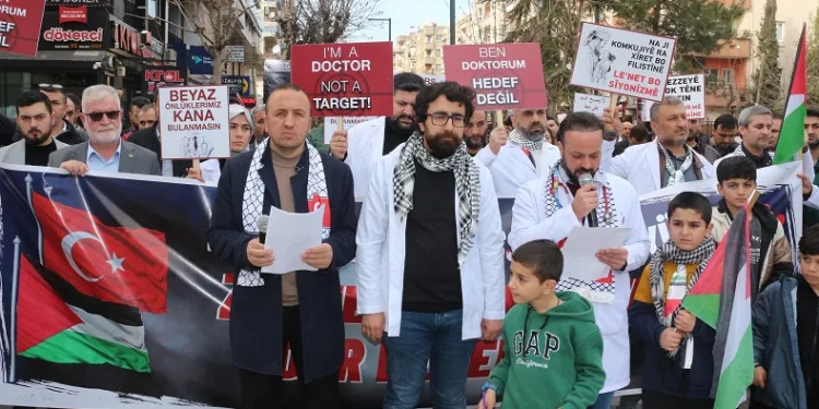 Sağlık çalışanları Gazze için yürüyüş düzenledi