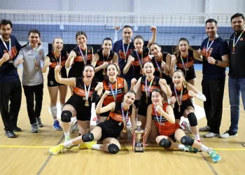 İzmir Ekonomi’de ‘çifte kupa’ coşkusu