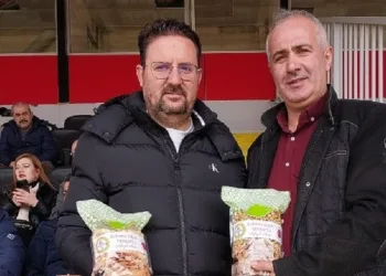 Tavşanlı’ya gelen takımlara leblebi ikramı