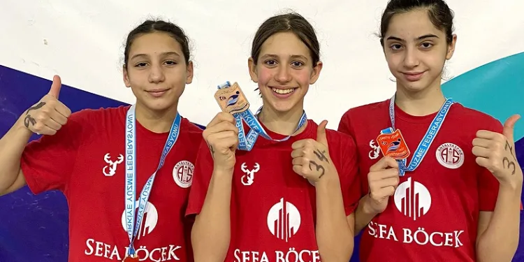 Antalyaspor Yüzme Takımı, 9 madalya ve 1 milli takım vizesi kazandı