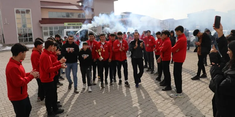 Kros şampiyonları coşkuyla karşılandı