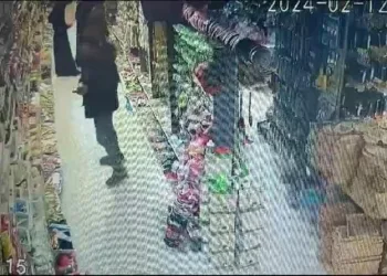 Bursa’da çaldığı ürünleri montuna saklayan hırsız kamerada