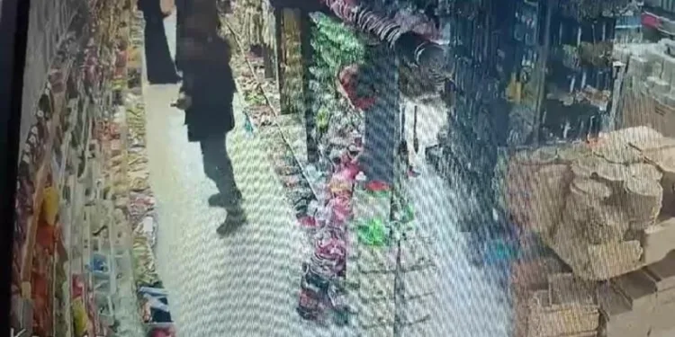Bursa’da çaldığı ürünleri montuna saklayan hırsız kamerada