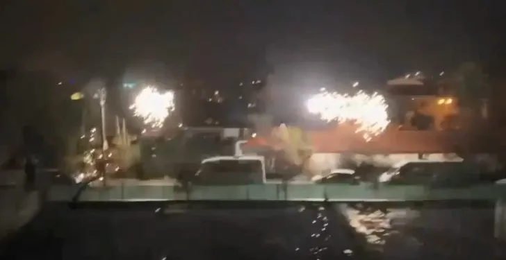 Sesi duyan balkona çıktı