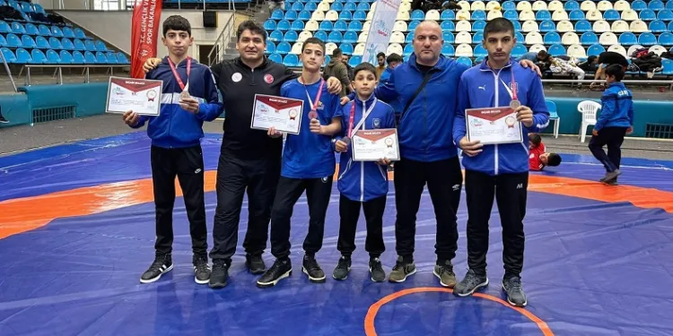 Yunusemreli güreşçiler Edirne’de 4 madalya kazandı