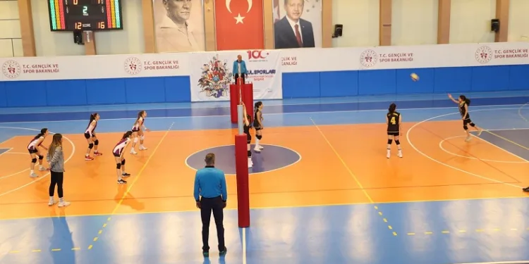Okul Sporları Voleybol müsabakaları Nevşehir’de başladı