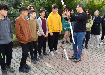Siirt’te gezi spor aracı ve eğitmenler öğrencilerle buluşuyor