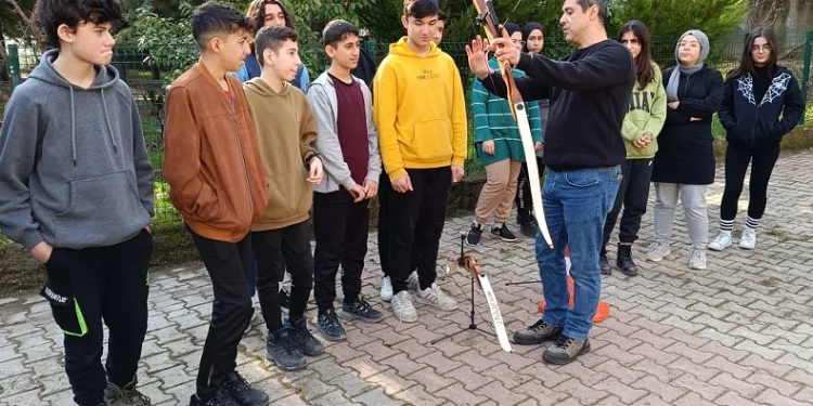 Siirt’te gezi spor aracı ve eğitmenler öğrencilerle buluşuyor