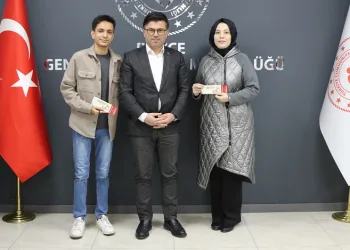Şanslı gençlere hediyeleri verildi