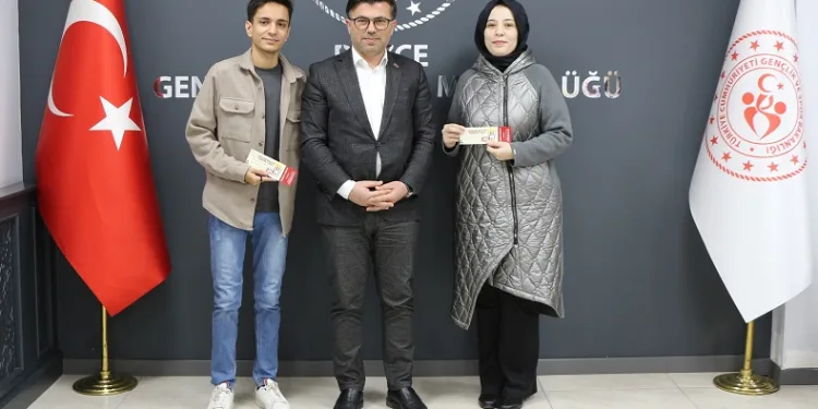 Şanslı gençlere hediyeleri verildi