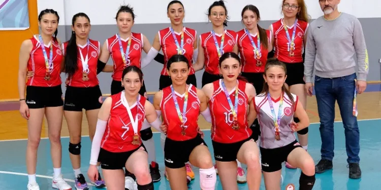 Sivas Cumhuriyet Üniversitesi voleybol takımı 3. oldu