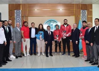 Şampiyon judolardan, Rektör Yücel Oğurlu’ya ziyaret