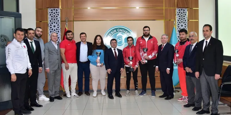 Şampiyon judolardan, Rektör Yücel Oğurlu’ya ziyaret