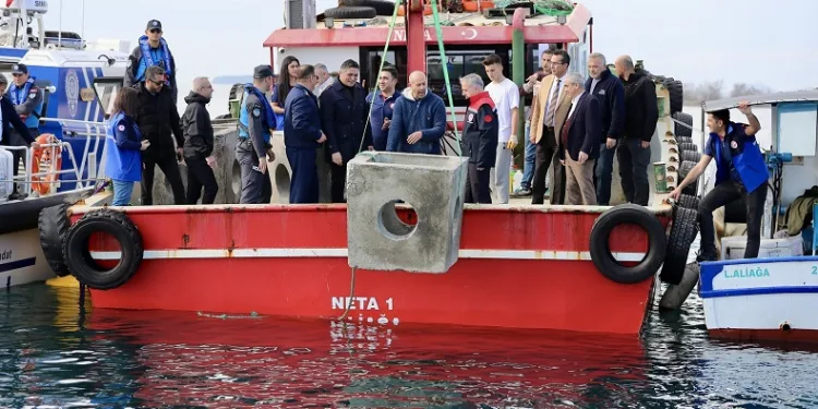 Aliağa’da balıkçılığa yapay resif desteği