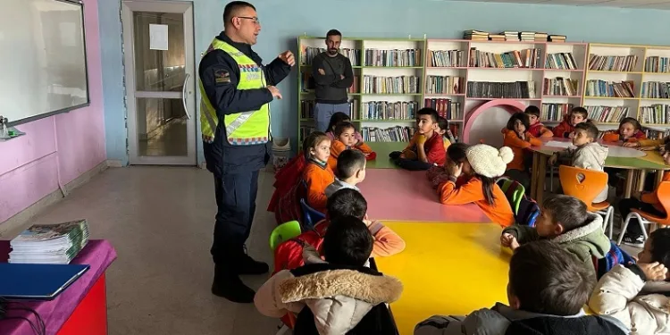 Tokat Jandarması, küçük yol kullanıcılarını bilinçlendiriyor