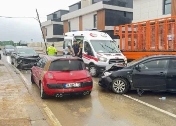 İki otomobil kafa kafaya çarpıştı
