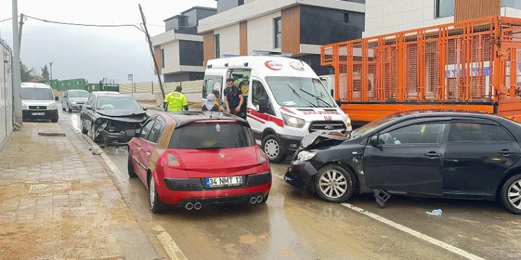 İki otomobil kafa kafaya çarpıştı