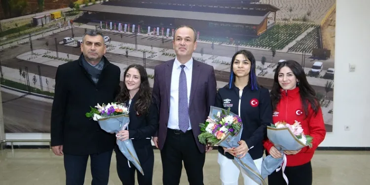 Avrupa rekoru kırarak 3 altın madalya kazanan milli halterciler Konya’da
