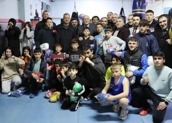 Başkan Pekmezci boks sporcularına spor malzemelerini dağıttı