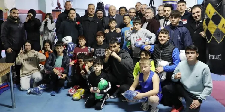 Başkan Pekmezci boks sporcularına spor malzemelerini dağıttı