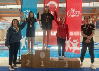 Sporcular şampiyon olmak için kulaç attılar