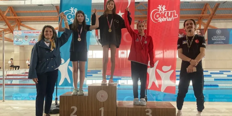 Sporcular şampiyon olmak için kulaç attılar