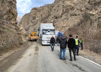 Artvin’de heyelandan kapanan kara yolu temizlendi
