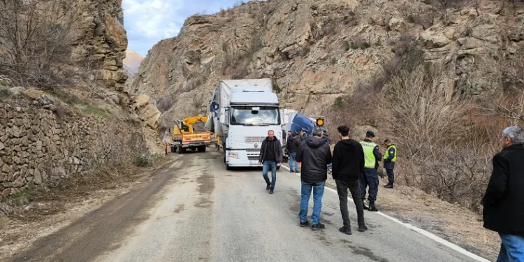 Artvin’de heyelandan kapanan kara yolu temizlendi