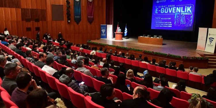 Anadolu Üniversitesinde ‘E-güvenlik Paneli’ gerçekleştirildi