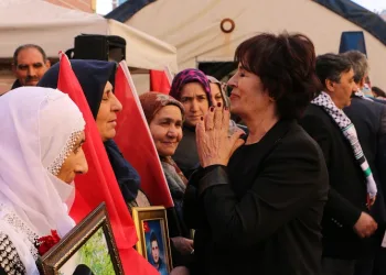 Sanatçı Hülya Koçyiğit’ten Diyarbakır annelerine ziyaret