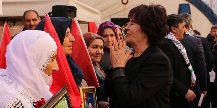 Sanatçı Hülya Koçyiğit’ten Diyarbakır annelerine ziyaret