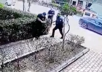 Çaldığı köpeğin sahibine ve polise bıçak çekti, gözaltına alındı