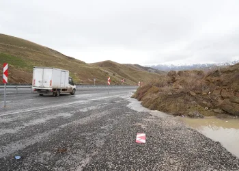 Muş’ta heyelan meydana gelen alanda inceleme