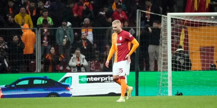 Victor Nelsson kırmızı kart gördü