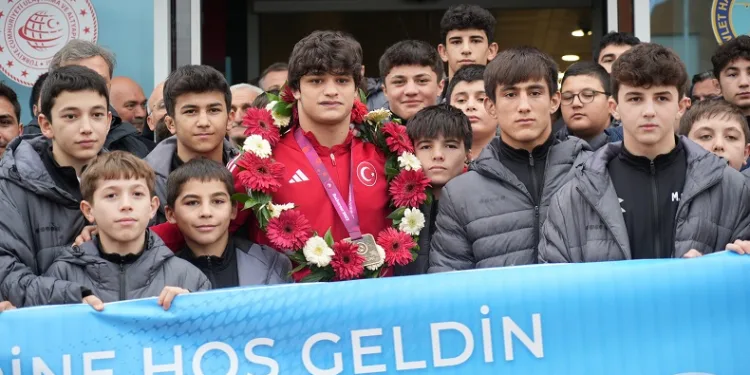 Avrupa şampiyonu Alperen Berber memleketi Samsun’da coşkuyla karşılandı