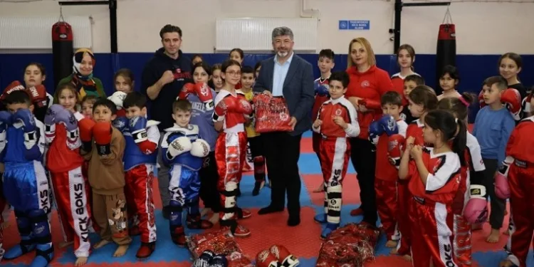 Gediz’de sporculara malzeme desteği