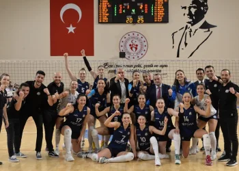‘Bizim Kızlar’ voleybolda çeyrek finaldeki ilk galibiyetini aldı