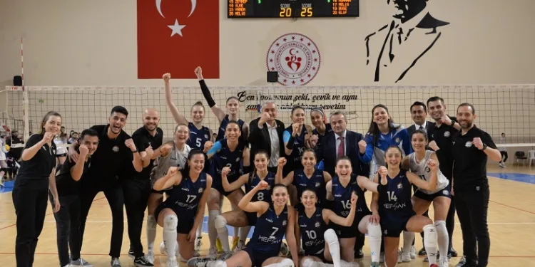 ‘Bizim Kızlar’ voleybolda çeyrek finaldeki ilk galibiyetini aldı