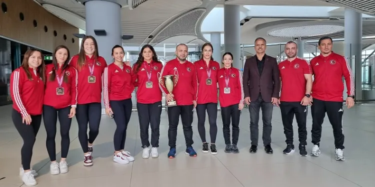 Avrupa ikincisi Kadın Güreş Milli Takımı yurda döndü
