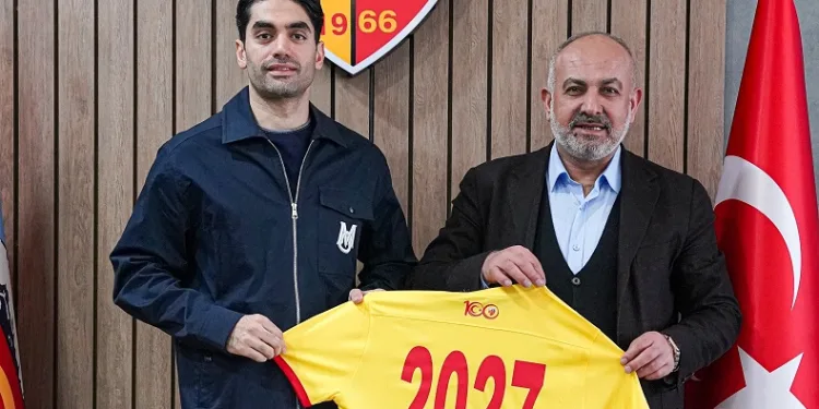 Ali Karimi 3 yıllık yeni sözleşmeye imza attı
