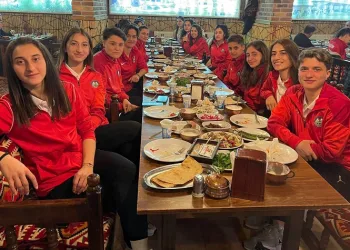 Yüksekova Belediyespor Kadın Futbol Takımı yemekte bir araya geldi