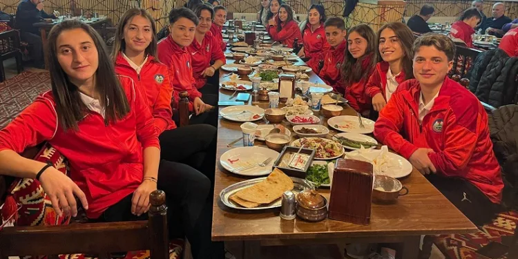 Yüksekova Belediyespor Kadın Futbol Takımı yemekte bir araya geldi