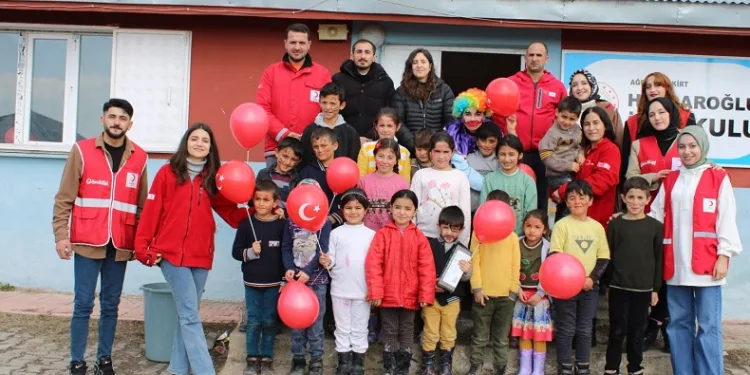 Kızılay’dan Eleşkirt’teki öğrencilere sürpriz ziyaret